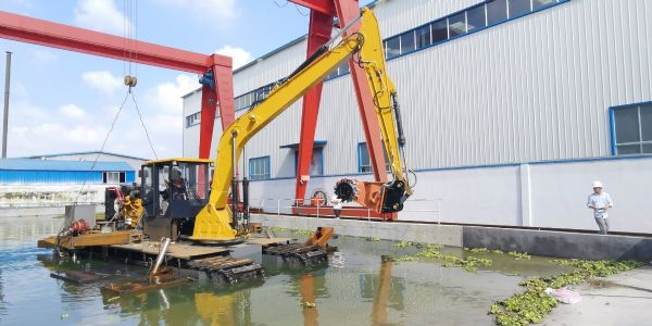 水陸兩棲挖泥船試水